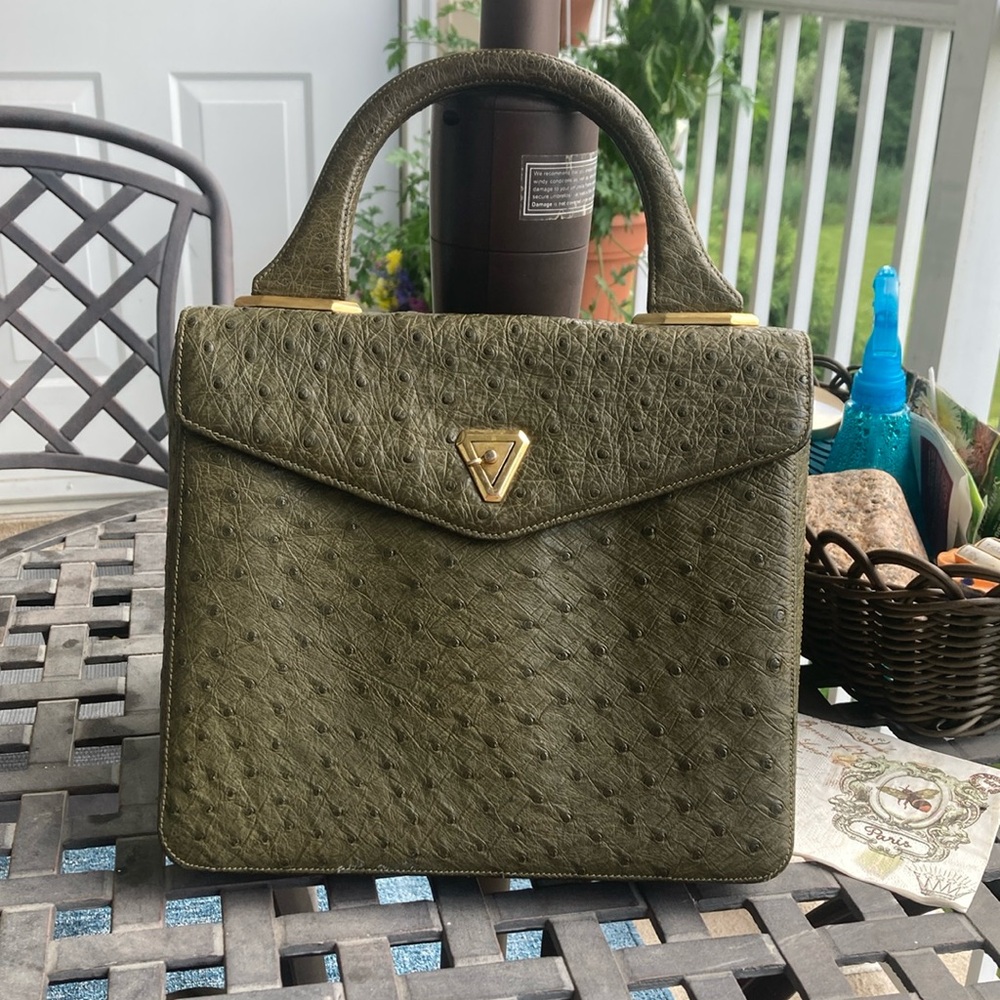 An ostrich bag that is in new condition but is vintage. No name in bag!